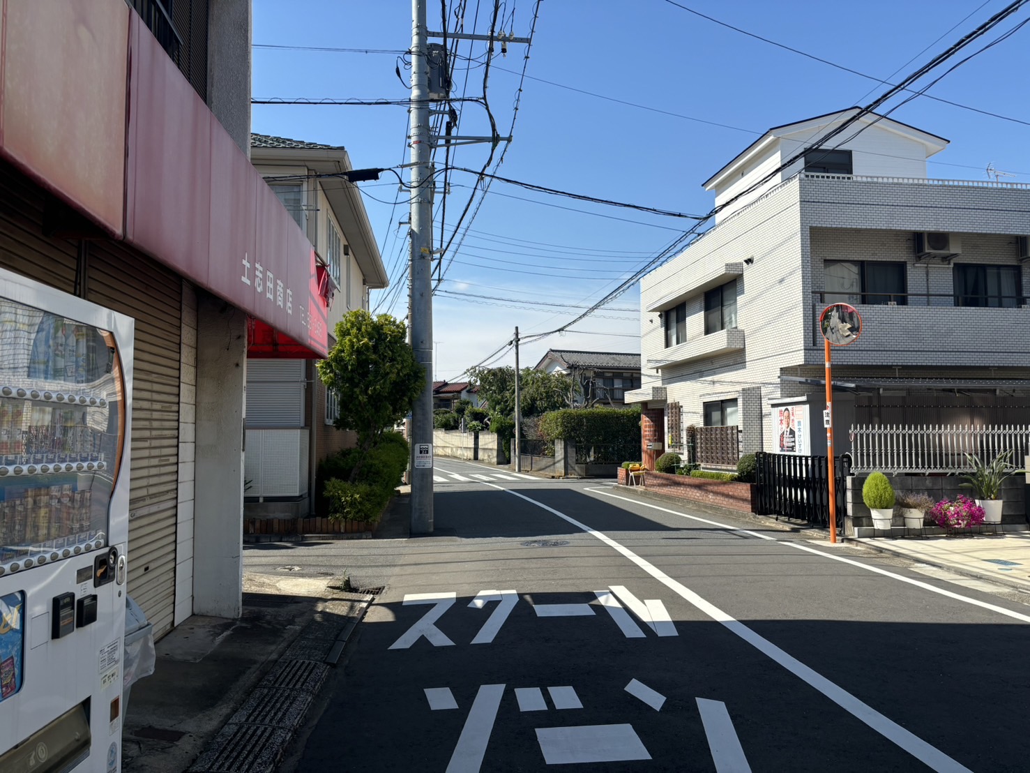 そのまま道なりにまっすぐ進みます。